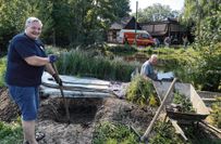 Seit Wochen beschäftigt sich die regelmäßige Arbeitsgruppe Ü60 mit der neuen Anlage der »Gartenbahn« um den Teich im Sächsischen Feuerwehrmuseum in Zeithain. Premiere für den Feuerwehrlöschzug der Sächsischen Schmalspurbahn wird dann am 16. September zum Museumsfest sein.
