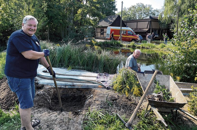 Seit Wochen beschäftigt sich die regelmäßige Arbeitsgruppe Ü60 mit der neuen Anlage der »Gartenbahn« um den Teich im Sächsischen Feuerwehrmuseum in Zeithain. Premiere für den Feuerwehrlöschzug der Sächsischen Schmalspurbahn wird dann am 16. September zum Museumsfest sein.