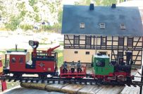 Seit Wochen beschäftigt sich die regelmäßige Arbeitsgruppe Ü60 mit der neuen Anlage der »Gartenbahn« um den Teich im Sächsischen Feuerwehrmuseum in Zeithain. Premiere für den Feuerwehrlöschzug der Sächsischen Schmalspurbahn wird dann am 16. September zum Museumsfest sein.