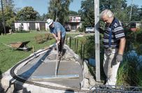 Seit Wochen beschäftigt sich die regelmäßige Arbeitsgruppe Ü60 mit der neuen Anlage der »Gartenbahn« um den Teich im Sächsischen Feuerwehrmuseum in Zeithain. Premiere für den Feuerwehrlöschzug der Sächsischen Schmalspurbahn wird dann am 16. September zum Museumsfest sein.