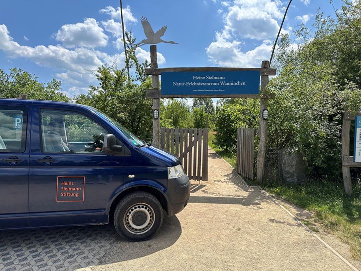 Der Kleinbus erfüllt für die Heinz Sielmann Stiftung in Wanninchen wichtige Aufgaben. So nahmen beispielsweise im vergangenen Jahr rund 190 Naturinteressierte an den Kleinbus-Touren durch Sielmanns Naturlandschaft Wanninchen teil.