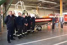 Mitglieder der Feuerwehr stellen mit Fachbereichsleiter Feuerwehr Benny Bastisch, Stadtrat Nick Jantschke und Bürgermeister Mirko Pink das neue Rettungsboot in Dienst.