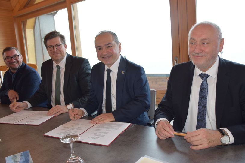 Im Hotel "Insel der Sinne" wurden die Verträge (von rechts) von LMBV-Geschäftsführer Bernd Sabloty, dem Görlitzer OB Ovtavian Ursu, Benedikt M. Hummel, Bürgermeister Görlitz, sowie Schönau-Berzdorf unterzeichnet. Silvio Rengers (links) Kommune Markersdorf ist durch einen Steg Anliegergemeinde.