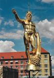 Der Rathausmann ist als Schutzpatron Herkules, der seine Hand segnend über die Stadt hält und sein Füllhorn ausleert, dargestellt. Hier bei seiner Montage 2006.