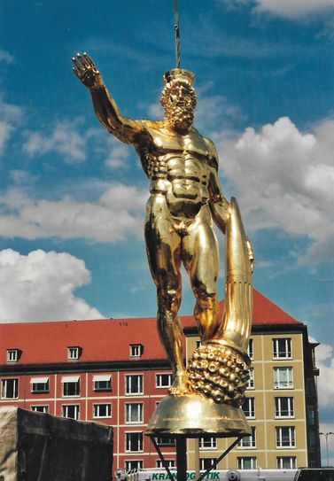 Der Rathausmann ist als Schutzpatron Herkules, der seine Hand segnend über die Stadt hält und sein Füllhorn ausleert, dargestellt. Hier bei seiner Montage 2006.