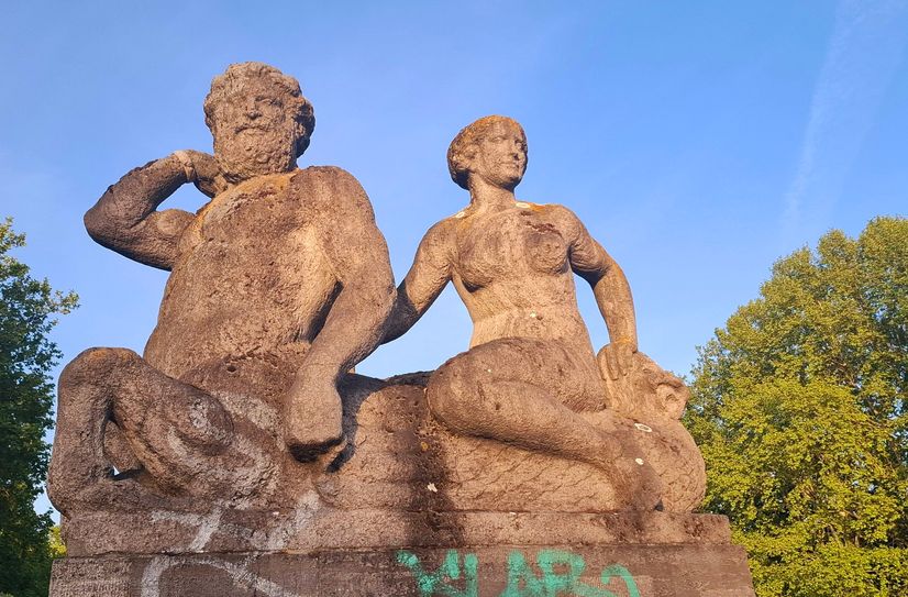 Figurengruppe von Richard Guhr auf der Berliner Carl-Zuckmayer-Brücke.