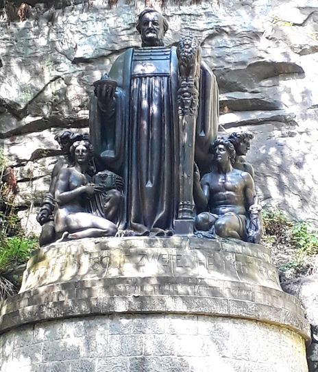 Richard Guhrs Denkmal für Richard Wagner im Liebtaler Grund - übrigens das größte Wagner Denkmal.