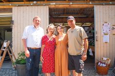 Landrat Christian Jaschinski mit Annett Kotte, Carolin Kotte und Silko Kotte bei seinem Besuch im »Goldfischgarten« – einem liebevoll gestalteten Familienprojekt an den Thalberger Teichen.