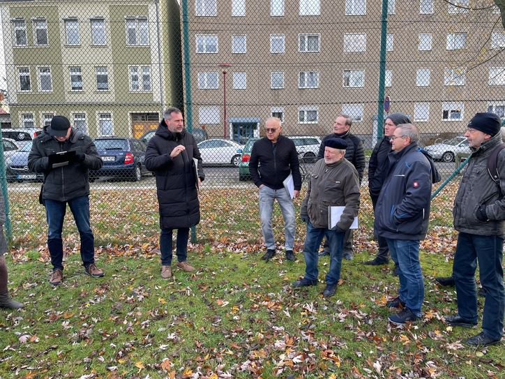 OB Tobias Schick hat beim Ortsteilrundgang in Ströbitz mit der Bürgerschaft verschiedene Lösungsansätze für örtliche Probleme besprochen.
