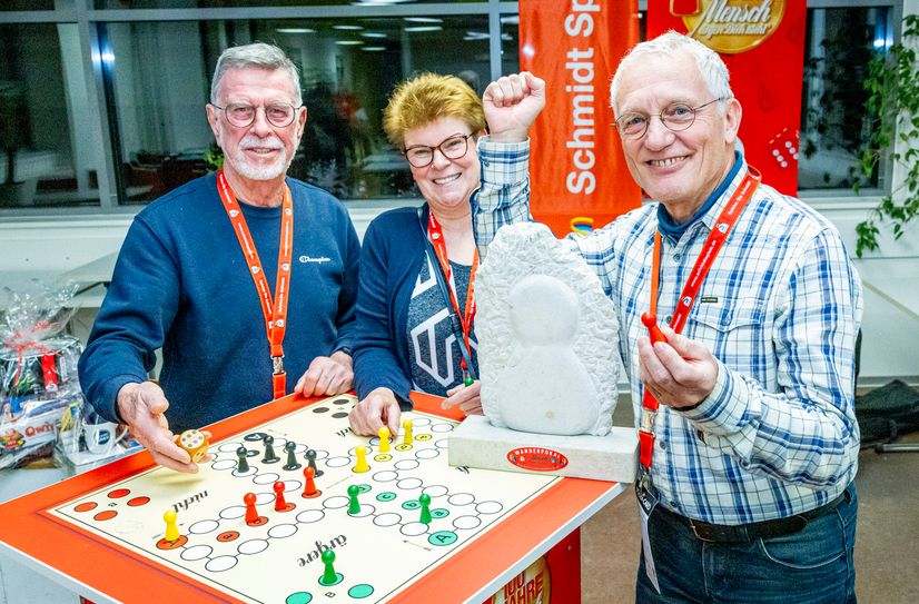 Eckehard Böhm (77) aus Naumburg in Sachsen-Anhalt, Ines Schloms (62) aus Dohna und Peter Rentzsch (68) aus Dohna bei der Deutschen Meisterschaft im "Mensch ärgere dich nicht". (v.l.n.r.)
