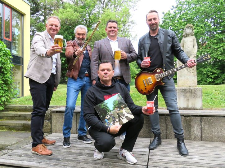 Der Geschäftsführer der Radeberger Exportierbrauerei Olaf Plaumann, Bernd Aust, Oberbürgermeister Frank Höhme, Sascha Aust (v.l.n.r.) und Sven Förster (v.) stecken in den Vorbereitungen zum Bierstadtfest.