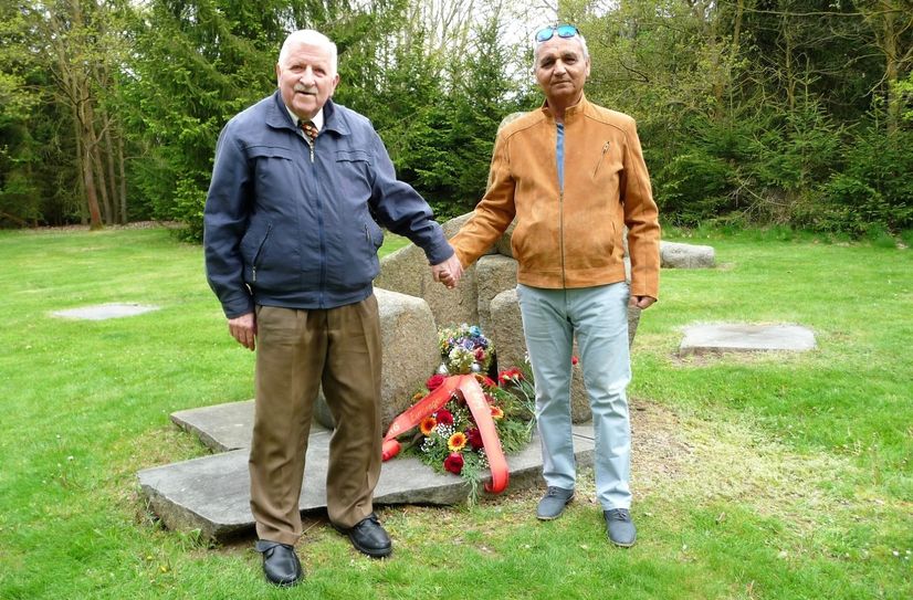 Klaus Fiedler (li.) und Miroslav Grajcar an der Gedenkstätte in Lety.