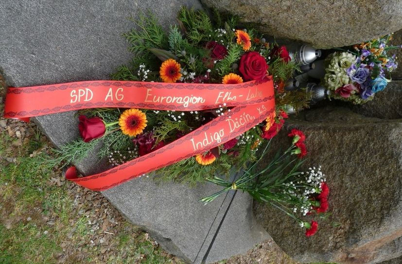 Das gemeinsame Gebinde am Gedenkstein in Lety.