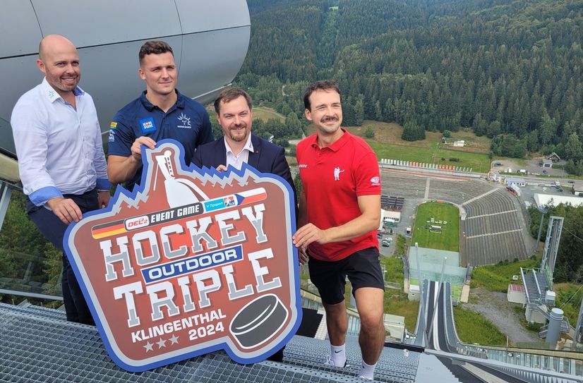 v.li. Eislöwen-Geschäftsführer Maik Walsdorf, Verteidiger Arne Uplegger, Eispiraten-Geschäftsführer Jörg Buschmann und Eispiraten-Spieler Felix Thomas.
