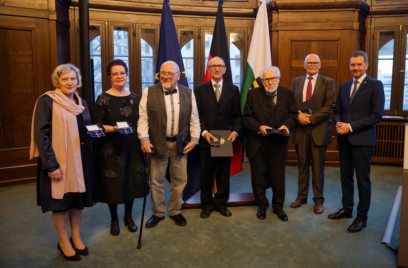Sie erhielten den Verdienstorden von Michael Kretschmer (r.): Petra Puttkammer, Ludmila Budar, Karl-Heinz Hennig, Dr. Klaus Schiller, Johannes Barth und Prof. Dr. Reinhard Erfurth (v.l.).