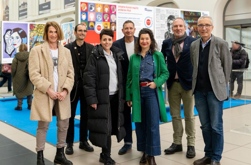 Ein großes Team setzt sich für Betroffene ein: (v.r.n.l.) Prof. Reinhard Berner (Sprecher USE Uniklinikum Dresden), Michael Doerwald (Agentur Ketchum), Bianca Paslak-Leptien (Achse e.V.), Alexander Pravida (Einkaufsbahnhöfe), Christine Braune (Patientin / Künstlerin), Dr. Mark Benecke (Bahnstimme) und Beate Kothe (Patientin / Künstlerin).