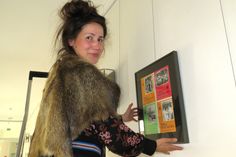 Schlosschefin Dr. Karina Iwe unterstützt beim Aufbau der Sonderausstellung über das »Radeberger Kulturleben« im Schloss Klippenstein.