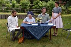 Museumspädagoge Erik Panknin, Museumsleiterin Babette Zenker, Schulleiter René Schulz und die Sorben-/Wendenbeauftragte des Landkreises Romy Ruff bei der Unterzeichnung der neuen Vereinbarung.