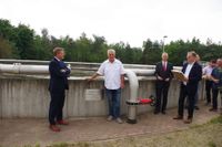 Der langjährige Klärwärter Ralf Messerschmidt wird zum »Ehrenklärwärter« ernannt: Thiébauld Mittelberger, Geschäftsführer der Veolia, Klärwärter Ralf Messerschmidt, Geschäftsstellenleiter Lars Mögel und der Verbandsvorsitzende Heiko Driesnack.