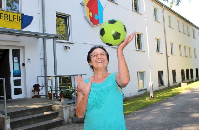 Katrin Wagner kümmert sich gern um Senioren. Beschäftigungen wie mit diesem Ball gehören auch dazu.
