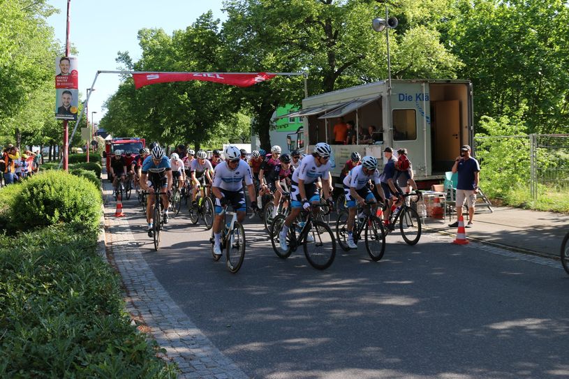 Start des Jedermann-Rennens beim Finsterwalder Cityrennen 2024. Foto: Sebastian Grimm