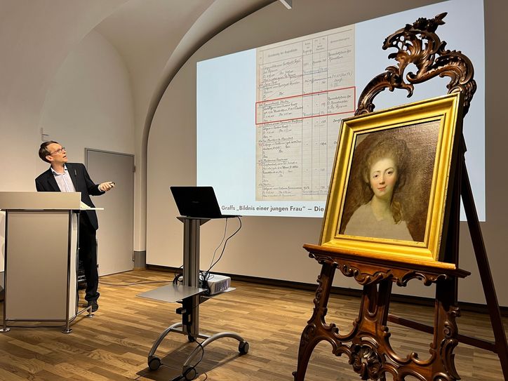 Kain Wenzel zeigt das Inventarbuch zum Gemälde.
 Foto: Görlitzer Sammlungen