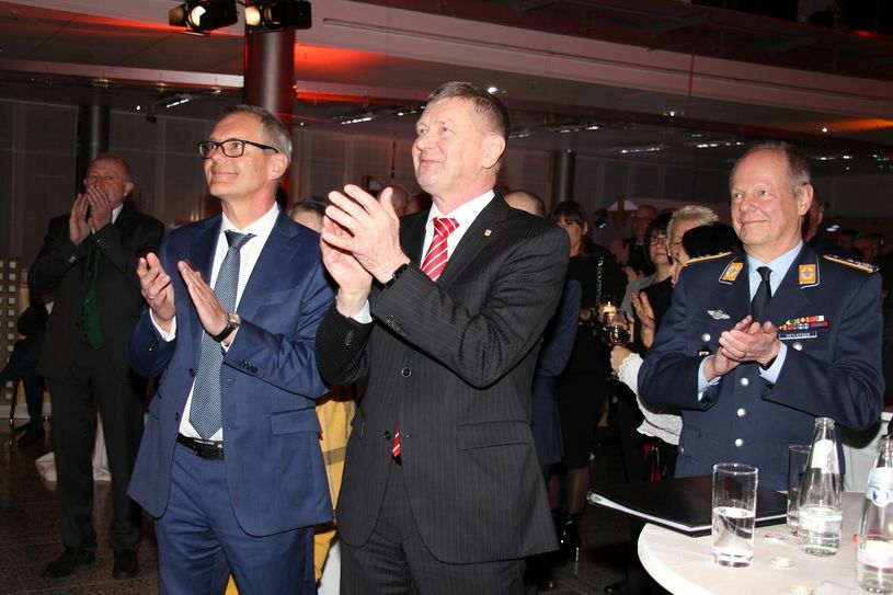 Marcus Starick (li.) ist der neue Vorsitzende des Vorstandes der Sparkasse Niederlausitz. Landrat Siegurd Heinze (M) sowie Oberst Olaf Detlefsen (re.), Kommandeur des Landeskommandos Brandenburg.