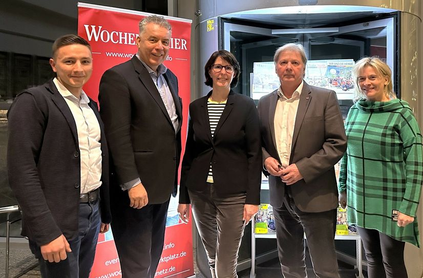 Dr. Christian Ehler (2.v.l.) wurde in Bergen von den Verlagsleitern Sina Häse (3.v.l.) und Torsten Berge (2.v.r.) sowie Redaktionsleiterin Claudia Welsch (r.) und Projektleiter Jannis Simons (l.) empfangen.