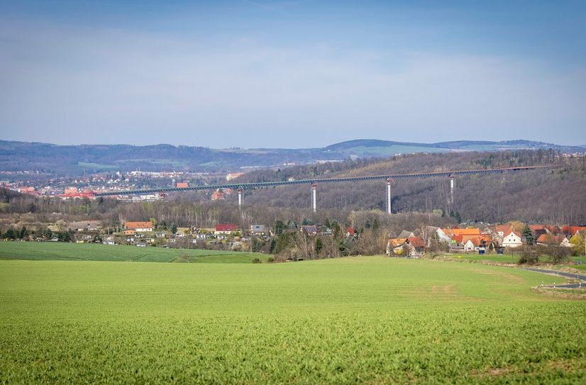 Die Gottleubatalbrücke ist fast auf der anderen Seite des Tals angekommen.