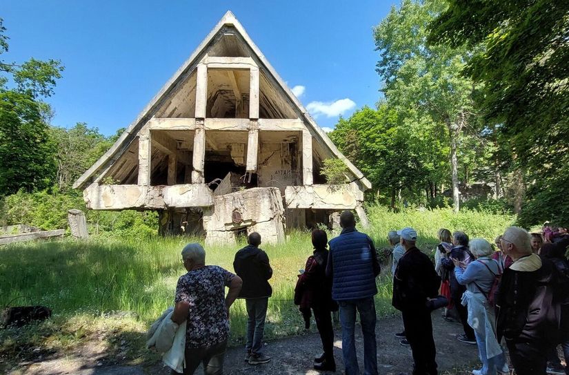 Exkursionsteilnehmer an der Ruine eines der Bunkerhäuser in Wünsdorf.