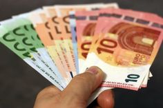 Symbolbild. Ukrainische Flüchtlinge dürfen bis zu 10.000 Hrywnja (UAH) in Euro umtauschen lassen.