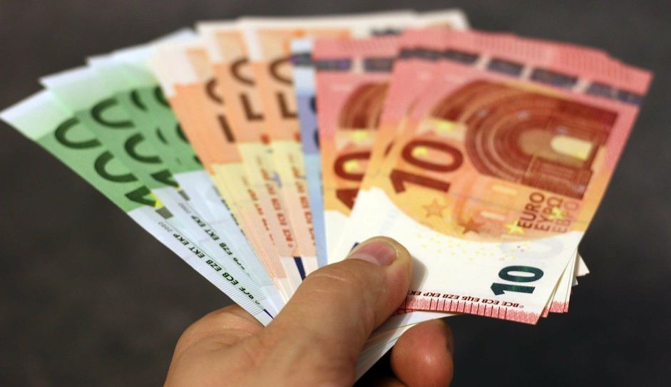 Symbolbild. Ukrainische Flüchtlinge dürfen bis zu 10.000 Hrywnja (UAH) in Euro umtauschen lassen.