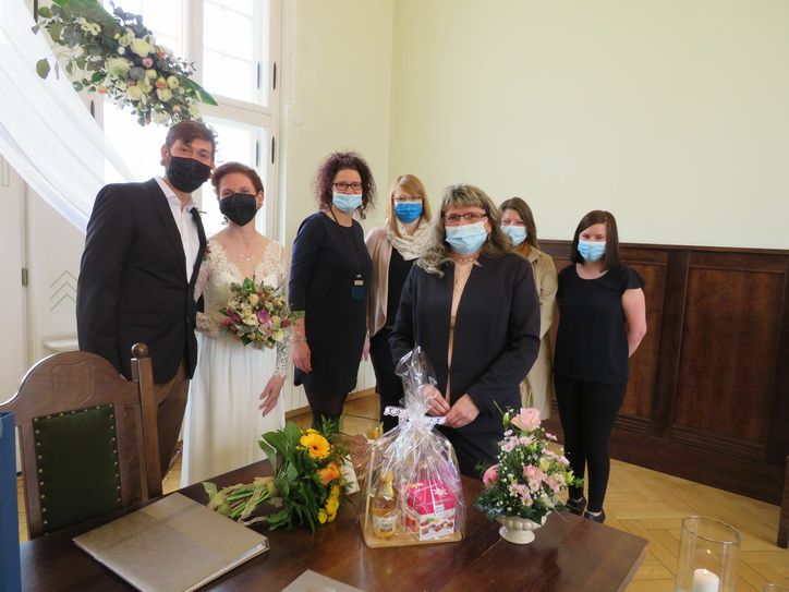 Dem Hochzeitspaar Franziska und Stefan Rodig wurde eine besondere Ehre zuteil: Für Standesbeamtin Doreen Kruchem war es die 1000. Trauung. Das freute auch ihre Kollegen. Foto: Silke Richter