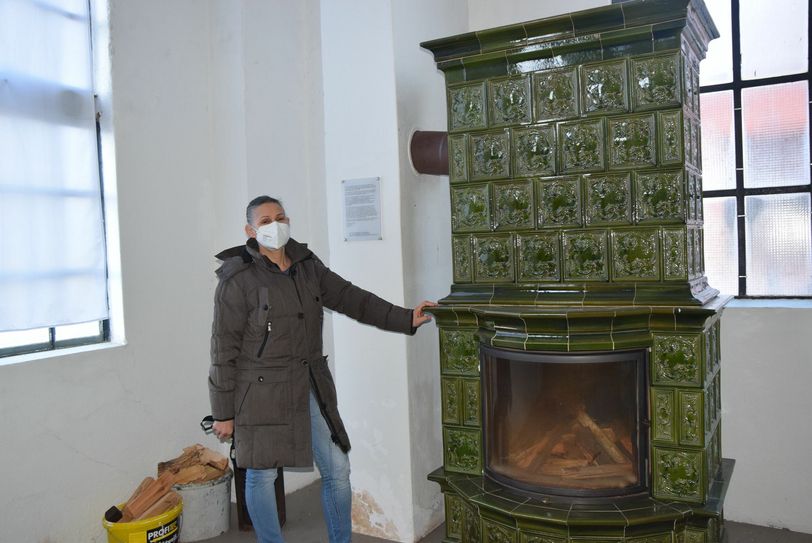 Kirstin Zinke steht in dem Raum der Fabrik 2, in die die Ofenausstellung einziehen soll. Foto: kd