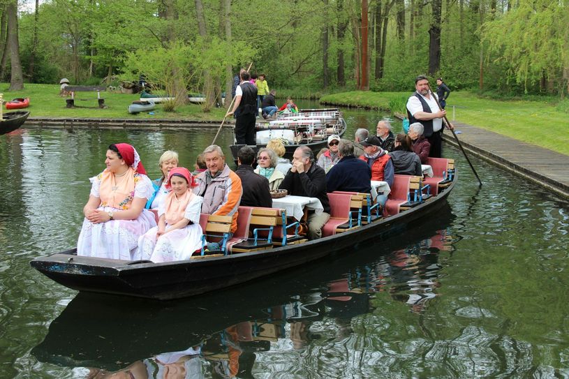 Kahnfahren im Spreewald: Kahnfährmänner und Kahnfährfrauen gehören zu den wichtigsten touristischen Dienstleistern im Erholungs- und Reisegebiet Spreewald. Foto: Archiv/sts