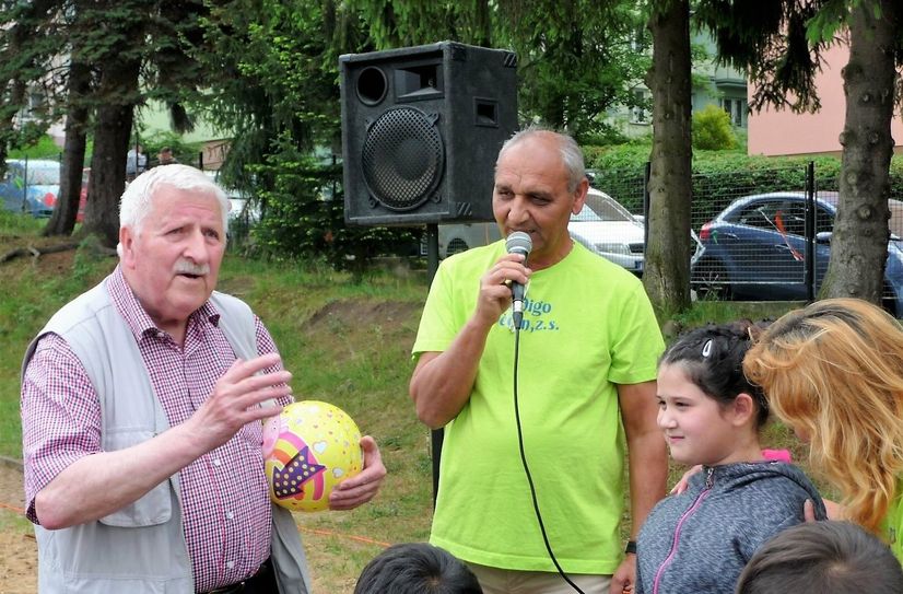 Klaus Fiedler (li.) mit Miroslav Grajcar, als er der überraschten Simouka (2. v. re.) den Ball überreichte.