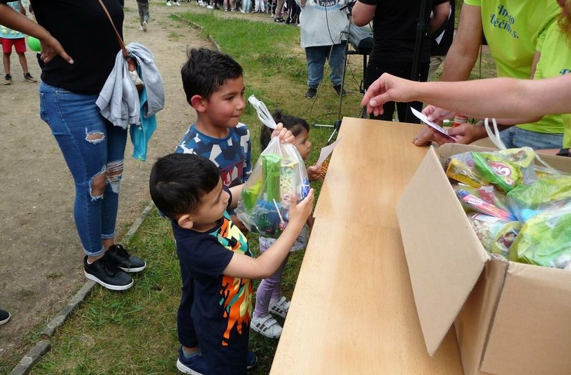 Große Freude bei den Kindern, als sie die Beutel mit Süßigkeiten in Empfang nahmen.