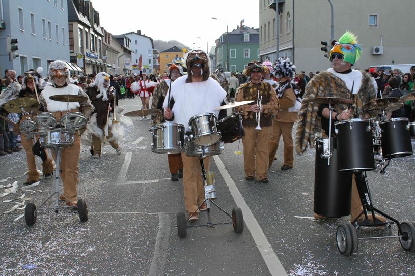 Stimmungsvolle Musikanten begleiten die Parade entlang der Dresdner Straße. Foto: Vereine
