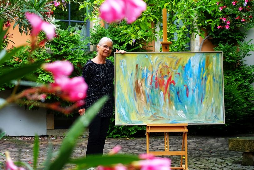 Gerlinde Queißer ist dieses Jahr bei "Kunst geht in Gärten" in Radebeul dabei. Sie zeigt Bilder ihres verstorbenen Mannes. Foto: Schramm