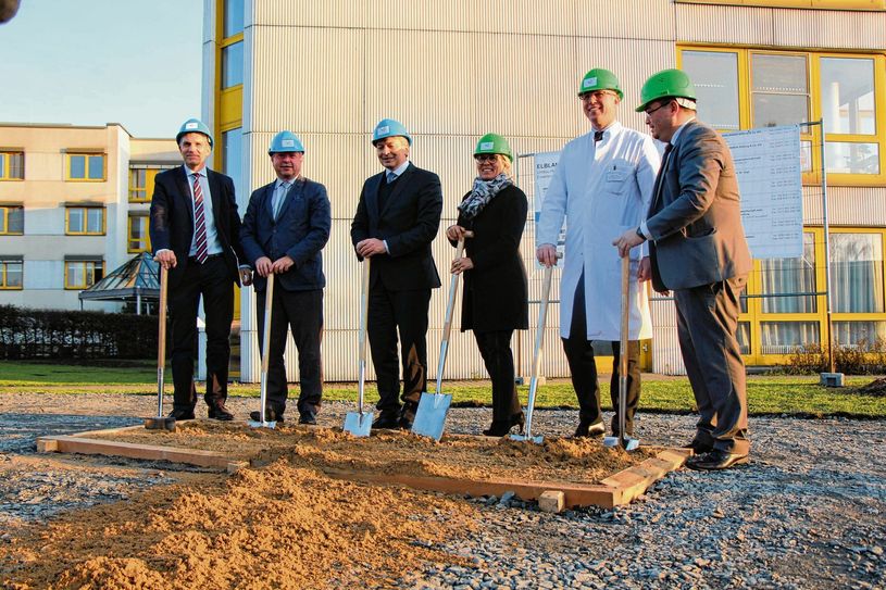 Sie waren aktiv beim ersten Spatenstich (v.l.n.r): Verwaltungsdirektor Michael Schmidt, Oberbürgermeister Bert Wendsche, Landrat Arndt Steinbach, Sächsische Staatsministerin für Soziales und Verbraucherschutz Barbara Klepsch, Ärztlicher Direktor Dr. med. Philipp von Breitenbuch und Vorstand Frank Yuji Ohi. Foto: Lindackers