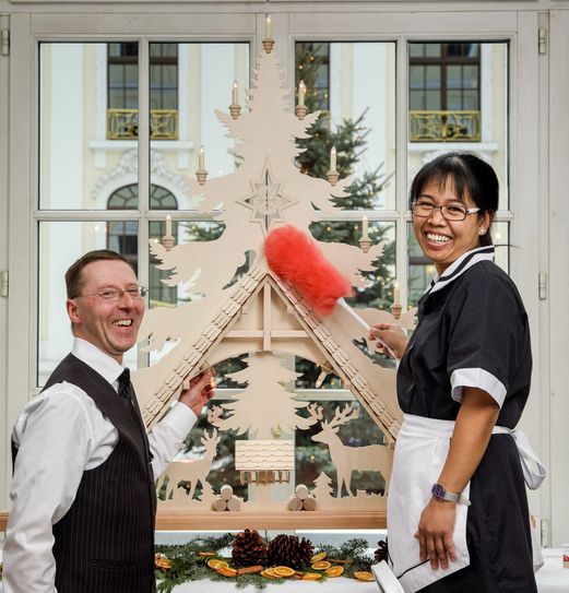 Mitarbeiter dekorieren im Winter das Hotel weihnachtlich. Die Lagerbestände an erzgebirgischer Volkskunst werden nun am 8. Juni verkauft. Foto: Hotel Taschenbergpalais Kempinski Dresden