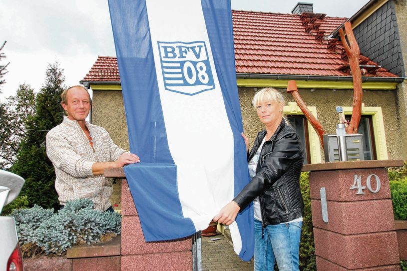 Maik und Kerstin Jungknickel mit ihrer BFV08-Fahne. Foto: Wolfgang Schmidt