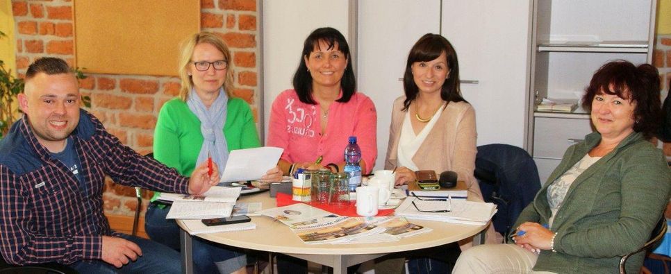 Das Magazin-Team des WochenKurier, v.l.: Robin Geyer, Annette Lindackers, Verena Farrar, Kerstin Schreiber-Münch und Kerstin Baumert. Foto: Malt