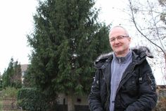 Hier steht der Weihnachtsbaum für den Markt in Senftenberg noch im Garten von Dirk Gollasch in Brieske...