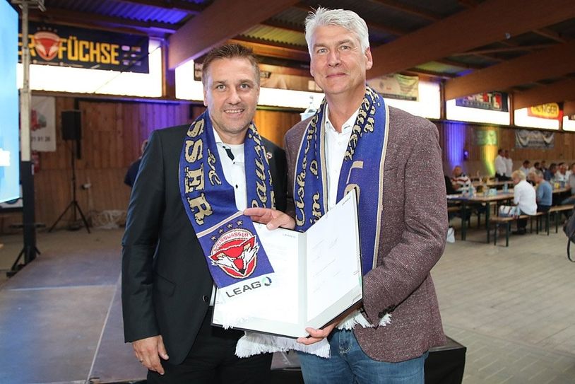 Mit dem Füchse-Geschäftsführer, Dirk Rohrbach (li.), im Gespräch. Foto: Hubatsch