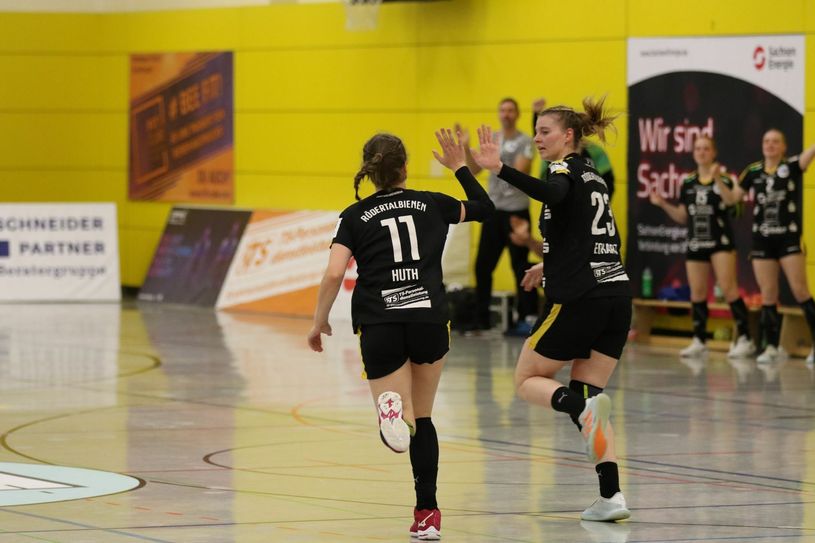 Vanessa Huth und Jasmin Eckart bejubeln ihre Zusammenarbeit Fotos: Heiko Nühse