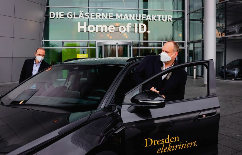 Am 15. Dezember nahm OB Dirk Hilbert (re.) seinen neuen ID.4 in der Gläsernen Manufaktur entgegen. Foto: VW Sachsen
