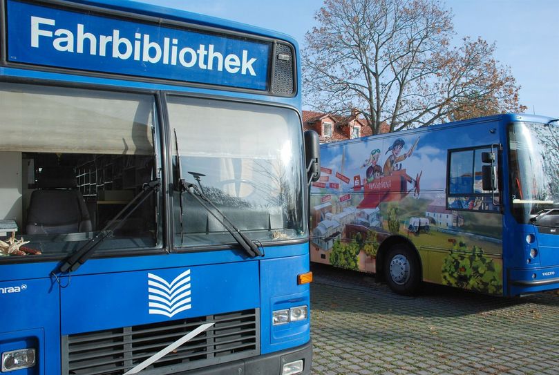 Die Bücherbusse des Landkreises versorgen 145 Orte des Landkreises in dreiwöchigem Rhythmus nach einem festen Tourenplan mit Medien und Informationen zur Bildung und Freizeitgestaltung.
