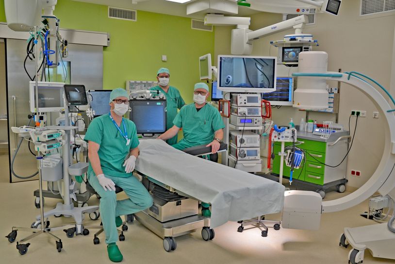 Blick in den neuen ambulanten OP-Saal mit OP-Team.