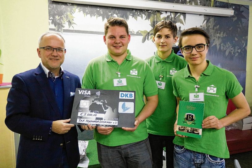 Oberbürgermeister Stefan Skora hat Denny, Florian und Jonas (v.l.n.r.) zur Feier des 15. Geburtstages der Schüleragentur für berufliche Frühorientierung einen symbolischen Scheck der Lausitzer Seenland Stiftung über 5.000 Euro mitgebracht. Im Wesentlichen ruht die Finanzierung der SBF auf den Schultern der Stadt Hoyerswerda und der Agentur für Arbeit Bautzen. Foto: Mandy Fürst